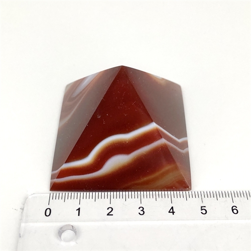 Agat Rød Pyramide 4,5 cm. Den har et lille hak i bunden.